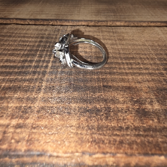 Vintage Avon Elegant Silver Floral Ring - Picture 5 of 5
